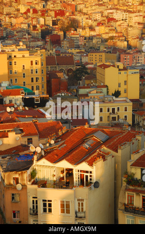 ISTANBUL, TURQUIE. Soleil du soir d'hiver sur Pera - Beyoglu toits vus de la tour de Galata. L'année 2007. Banque D'Images