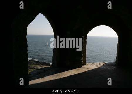 Surplombant la mer depuis la Grotte de la reine Adélaïde au point qu'il rame de Penlee sur la péninsule de Cornouailles une fois utilisé par les contrebandiers Banque D'Images