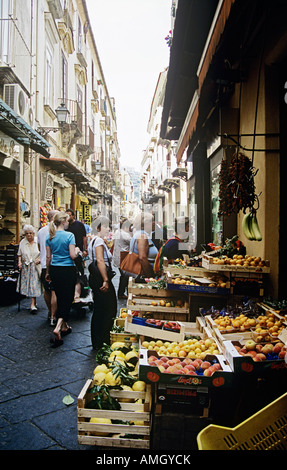 Shopping Shopping dans une rue étroite, Sorrento, Campania, Italie Banque D'Images