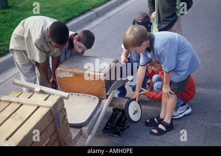 Groupe d'enfants Voiture Soapbox Bâtiment Banque D'Images