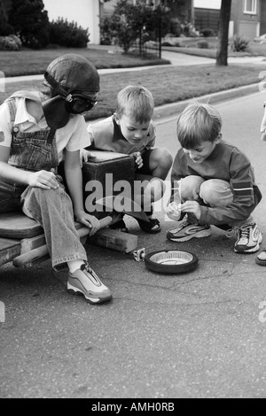 Groupe d'enfants Voiture Soapbox Bâtiment Banque D'Images