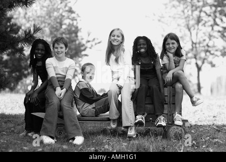 Portrait de groupe d'enfants avec voiture Soapbox Outdoors Banque D'Images