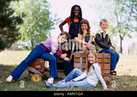 Portrait de groupe d'enfants avec voiture Soapbox Outdoors Banque D'Images