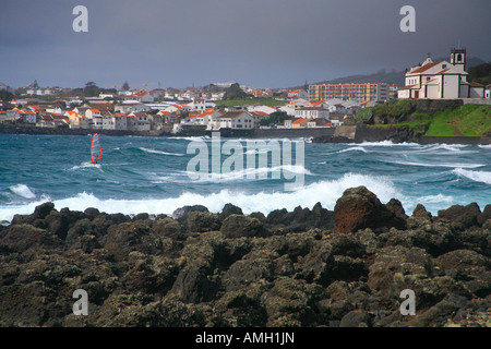 Le temps orageux et planche à Sao Roque de l'île de São Miguel Açores Portugal Banque D'Images