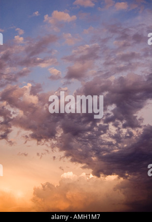 Un coucher de soleil spectaculaire aquarelle est peint dans les nuages en attendant les pluies de mousson sur le désert de Sonora, Phoenix, USA, Scotsdale Banque D'Images