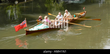 Quatre personnes jusqu'à la rivière d'aviron sur la Tamise à Abingdon dans l'Oxfordshire Banque D'Images