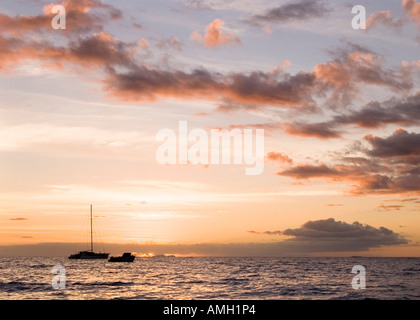 Bateau à voile découpé sur un ciel rose et orange au coucher du soleil, Nadi, Fidji Banque D'Images