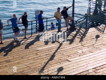 Les touristes se détendre au soleil à Santa Monica beach esplanade, Los Angeles, USA Banque D'Images