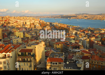 ISTANBUL, TURQUIE. Une soirée vue depuis la tour de Galata vers le Bosphore et premier pont du Bosphore. L'année 2007. Banque D'Images