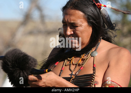 Un Native American Indian man looking at-duc d'arme du club Banque D'Images