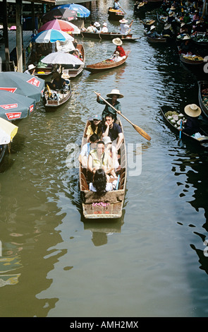 Passagers en bateau, marché flottant de Damnoen Saduak, province de Ratchaburi, près de Bangkok, Thaïlande Banque D'Images