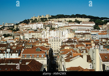 Donnant sur la ville et Château de Saint George's Ascenseur Santa Justa, Lisbonne, Portugal Banque D'Images