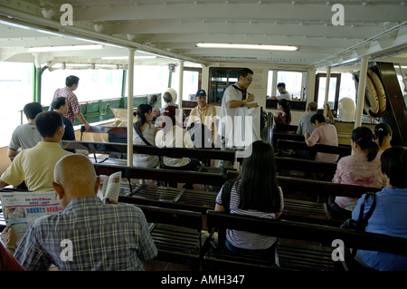Chine Hong Kong les passagers dans le Star Ferry navette aéroport aller à l'île de Kowloon Hong Kong Banque D'Images