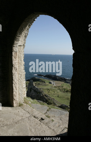 Surplombant la mer depuis la Grotte de la reine Adélaïde au point qu'il rame de Penlee sur la péninsule de Cornouailles une fois utilisé par les contrebandiers Banque D'Images