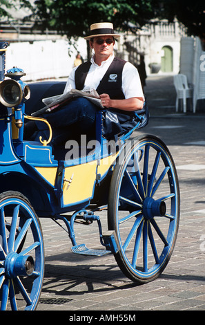 Voyage itinérant en chariot et pilote, en attente de client dans street, Gand, Belgique Banque D'Images