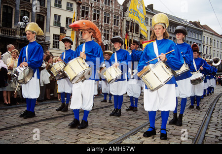 Batteurs habillé en robe de soirée, participant à Kaiser Karel Parade, Gand, Belgique Banque D'Images