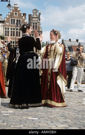 Les filles en costume médiéval danse et préparer pour Kaiser Karel Parade, Gand, Belgique Banque D'Images