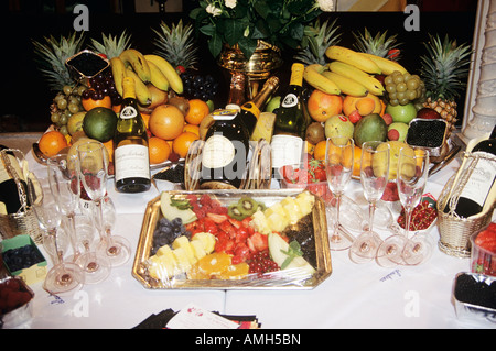 Affichage de fruits et de vins à l'extérieur d'un restaurant, Bruxelles, Belgique Banque D'Images