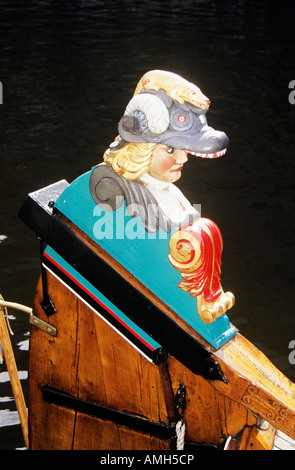 Sculpture colorée de gouvernail sur une péniche amarrée sur la rivière Lys, Gand, Belgique Banque D'Images