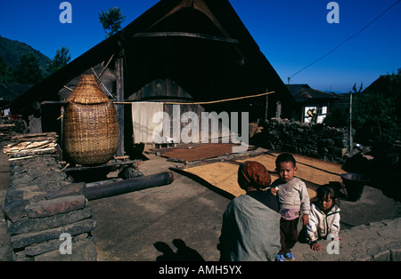 Dans Kigwema traditionnel tribal house village près de Kohima, Nagaland, Inde. Banque D'Images