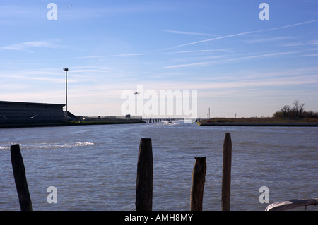 Un avion à l'atterrissage à l'aéroport Marco Polo de Venise Italie Banque D'Images