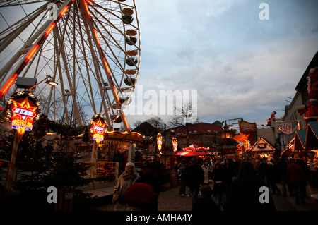 Les touristes marchant à travers spandau Marché de Noël à la fin de soirée avec grande roue Berlin Allemagne Banque D'Images