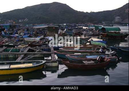 Bateaux amarrés dans une baie sur Lamma Island Hong Kong Banque D'Images