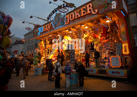 Les touristes à pied passé fête foraine chance jeu Spandau Berlin Allemagne Marché de Noël Banque D'Images