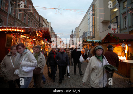 Les touristes à pied à travers le marché de noël de Spandau Berlin Allemagne Banque D'Images