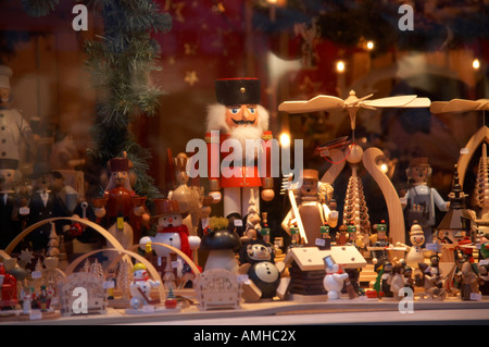 Les jouets en bois derrière la fenêtre en verre d'un décrochage au marché de noël de Spandau Berlin Allemagne Banque D'Images