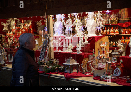 Les touristes à la recherche de marchandises de Noël sur l'artisanat à caler au marché de noël de Spandau Berlin Allemagne Banque D'Images