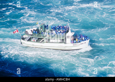 Bateau Maid of the Mist et les touristes sur l'approche de la rivière Niagara, Niagara Falls, Ontario, Canada Banque D'Images