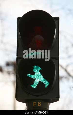 Aller à pied de l'Allemagne de l'Ampelmännchen feu homme Berlin Allemagne Banque D'Images