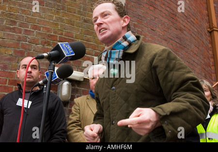 Gregory larrocque Barker député conservateur d'Hastings et la bataille s'adresse à la foule après une marche contre le déclassement des services de maternité. Banque D'Images