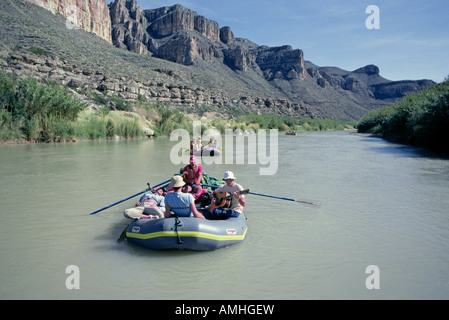 White Water Rafting sur une longue piscine dans le canyon inférieur pays de la Rio Grande à Big Bend National Park Banque D'Images