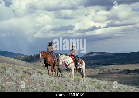 Ranch deux cow-boys dans un grand ranch dans le nord du Nouveau Mexique Banque D'Images