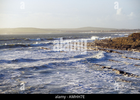 Force du vent des vagues de mousse se briser sur la côte ouest d'Irlande, de la beauté dans la nature, Banque D'Images