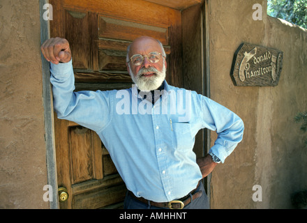 Écrivain Donald Hamilton auteur de la Matt Helm romans policiers à son écriture studio à Santa Fe New Mexico Banque D'Images