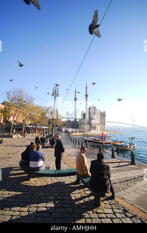 ISTANBUL Bosphorus waterfront au quartier de Besiktas dans Ortakoy, avec la Mosquée Mecidiye & premier pont du Bosphore derrière. Banque D'Images