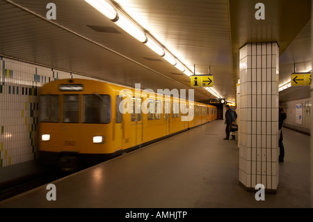 U bahn tirant dans la station ubahn à Berlin Allemagne Banque D'Images