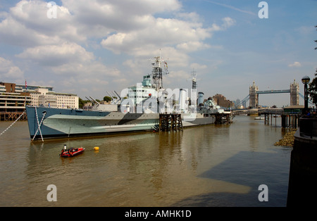 Le HMS Belfast Tower Bridge River Thames London England Banque D'Images