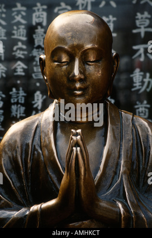 Tokyo Japon statue de Bouddha en bronze à l'extérieur de la Kannon dans le temple bouddhiste Senso ji à Asakusa Banque D'Images