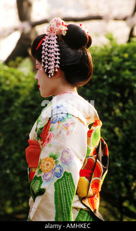 Vue de côté de la geisha fille en kimono robe colorée et de la tête Banque D'Images