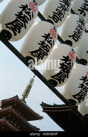 Tokyo Japon lanternes de papier traditionnel et la pagode de cinq étages dans le temple bouddhiste Senso ji Banque D'Images