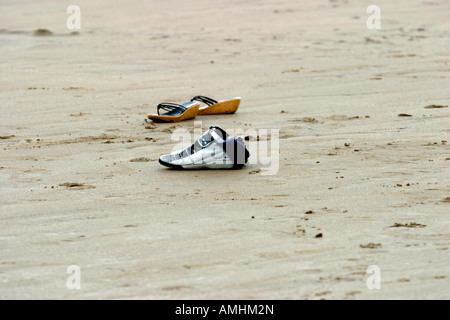 Chaussures sur la plage, Coney Beach, Porthcawl, Glamorgan, Pays de Galles du Sud Banque D'Images