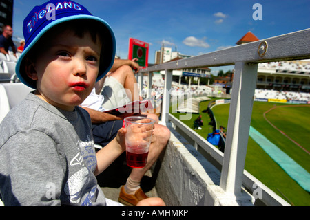 Six ans Lewis regarder le cricket, l'Angleterre v l'Inde à Trent Bridge Cricket Ground, Nottingham Banque D'Images