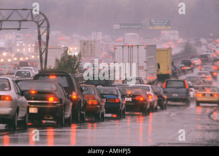 Le trafic routier dans la pluie, la route 401, Toronto, Ontario, Canada Banque D'Images