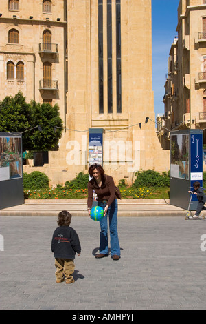 La mère et le fils en face de la tour de l'horloge sur la Place d'Etoile Centre-ville de Beyrouth Liban Banque D'Images