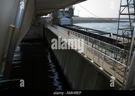 L'eau de pont en béton barrière Delta storm Banque D'Images