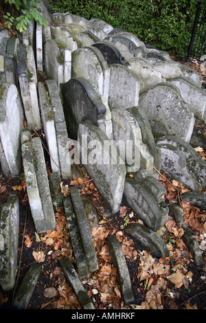 Tombes autour de l'arbre rustique. Camden Road, Camden, Londres, Angleterre Banque D'Images